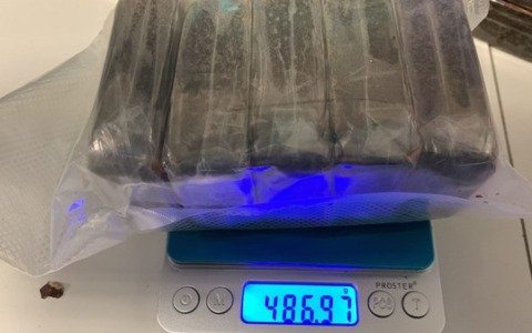 800 grammi di hashish nascosti in una siepe