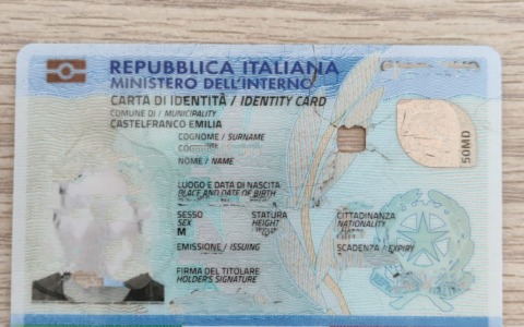 Ad un controllo esibisce una carta di identità elettronica senza chip