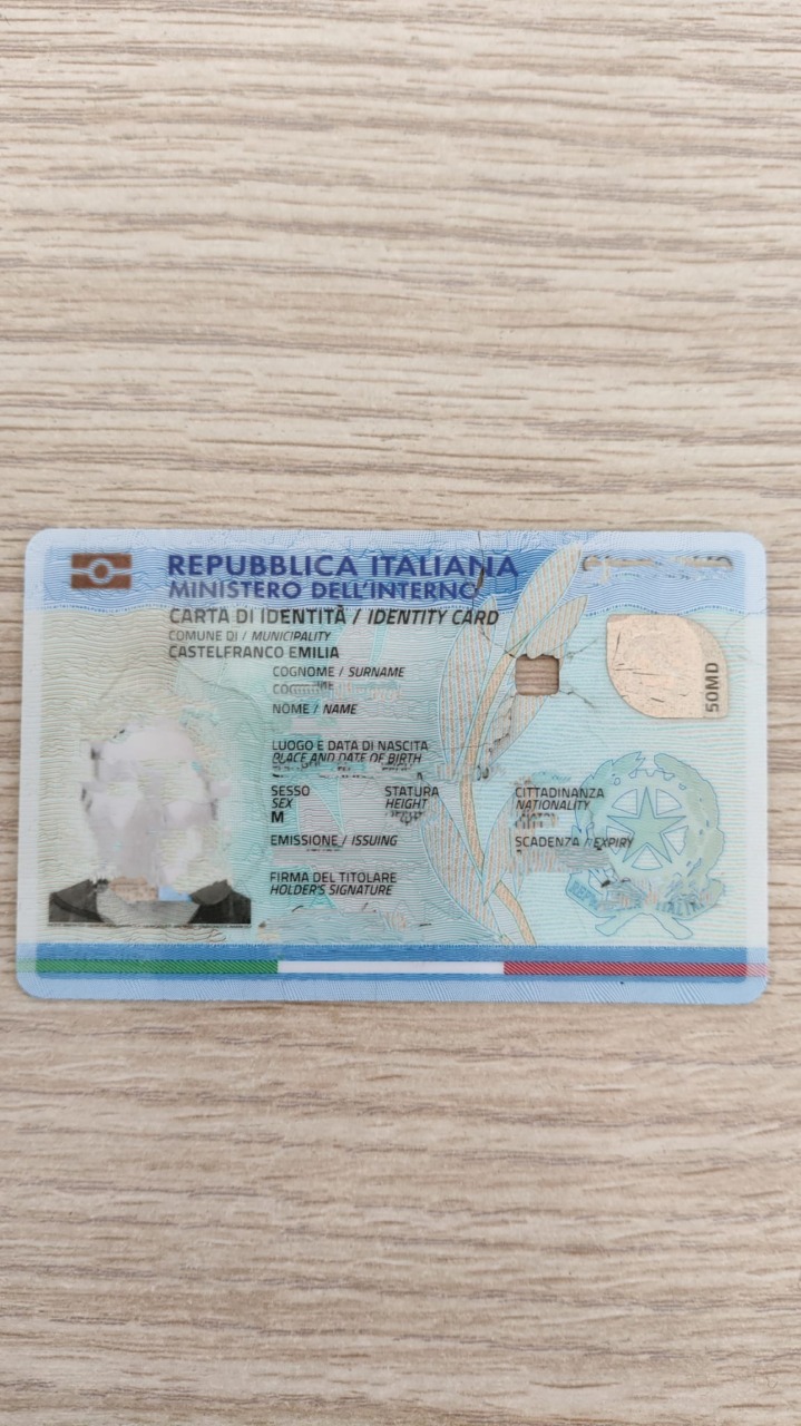 Ad un controllo esibisce una carta di identità elettronica senza chip