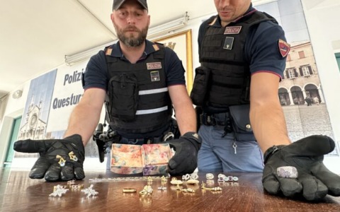 Nipote fa arrestare finto poliziotto che ha appena truffato la nonna