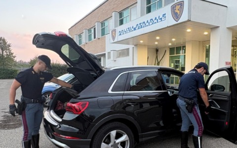 La Polstrada intercetta auto utilizzata per una truffa: recuperati monili d’oro e orologi di grande valore