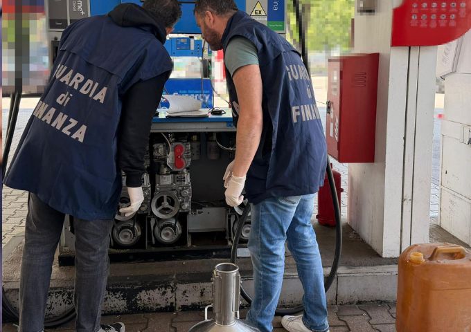 Guardia di Finanza: Un distributore su tre in provincia di Modena presenta delle irregolarità