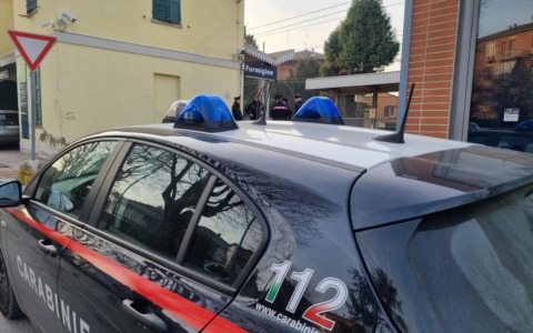 Crea il caos in una struttura recettiva e se la prende con i Carabinieri
