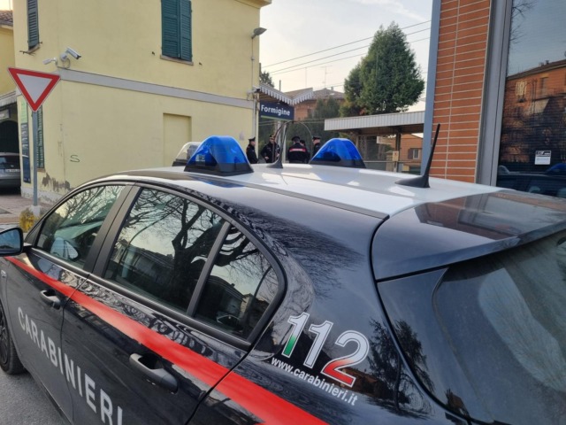 Crea il caos in una struttura recettiva e se la prende con i Carabinieri