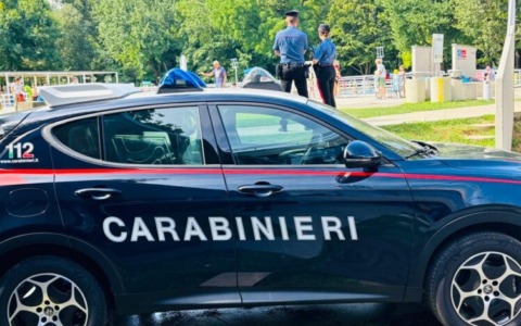Non accetta la fine di una relazione e la minaccia con una bottiglia