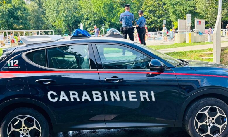 Non accetta la fine di una relazione e la minaccia con una bottiglia