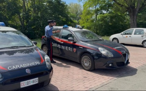 Si presenta davanti ad un locale con uno sfollagente