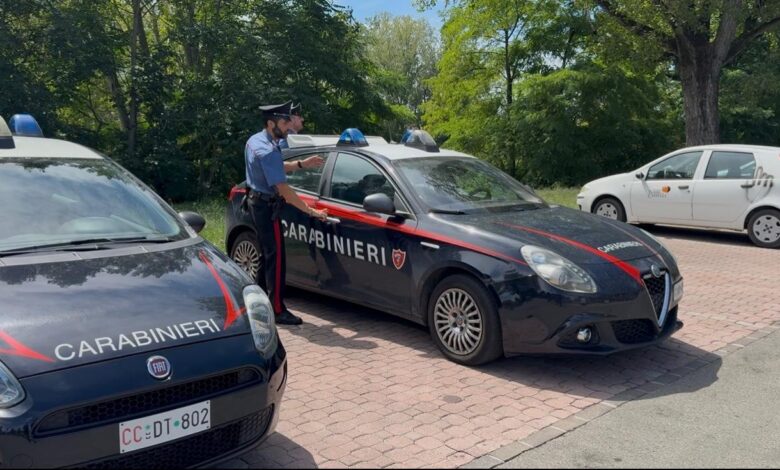 Si presenta davanti ad un locale con uno sfollagente