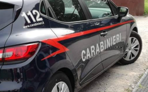 A Boretto, durante una lite ragazza modenese minaccia il fidanzato con un coltello