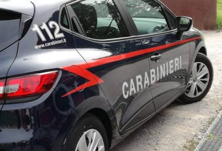 A Boretto, durante una lite ragazza modenese minaccia il fidanzato con un coltello