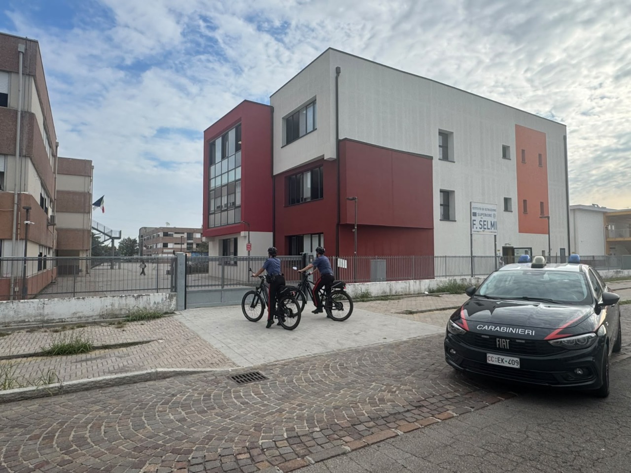 Carabinieri in bici all’entrata e all’uscita degli studenti dagli Istituti del  Polo Leonardo