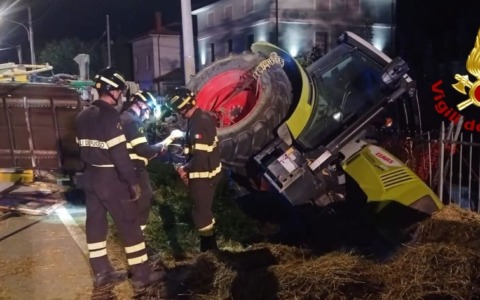 Trattore si ribalta con rotoballe: ferito gravemente il conducente