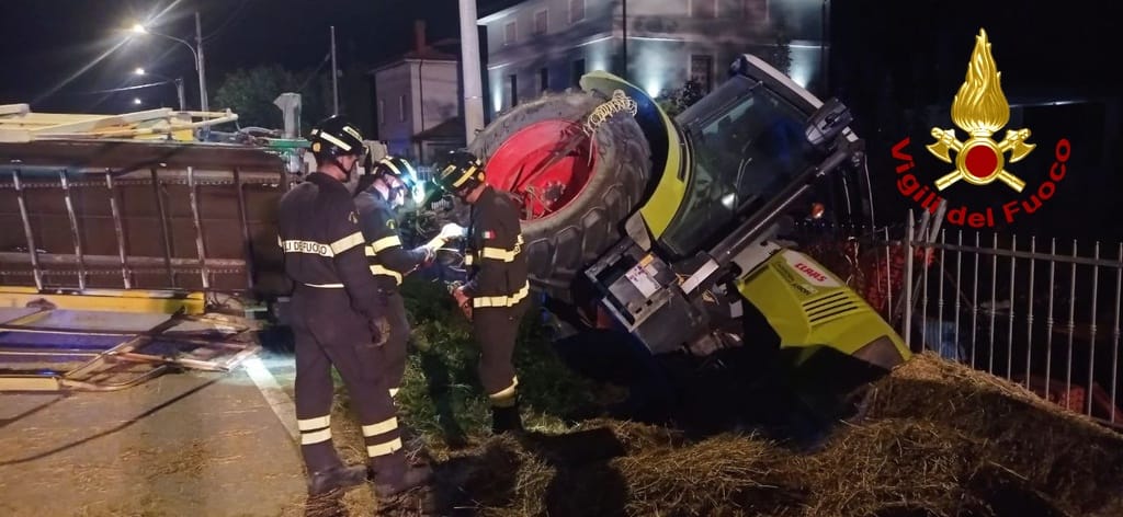 Trattore si ribalta con rotoballe: ferito gravemente il conducente