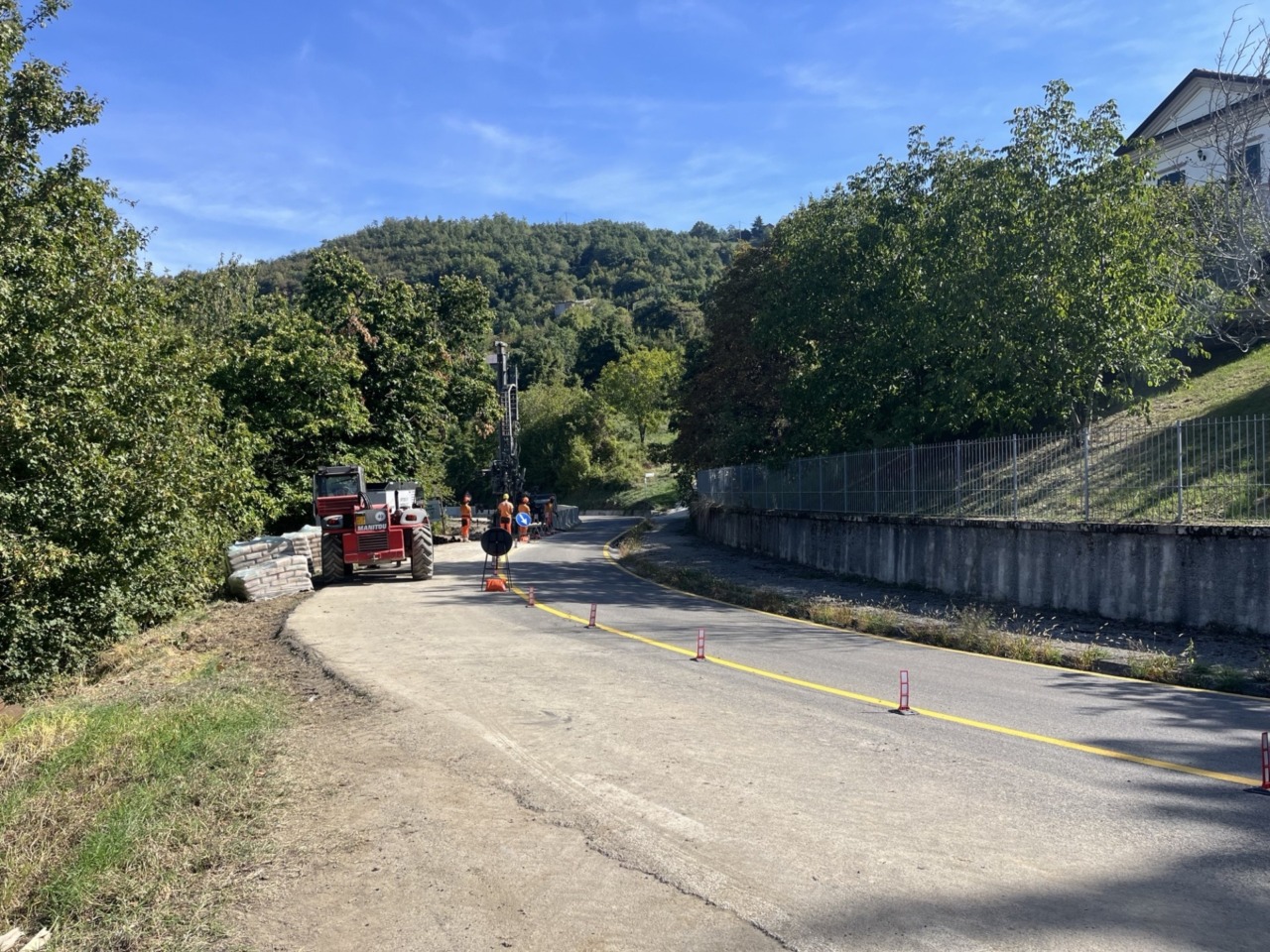 Lavori nelle strade post alluvione in Appennino