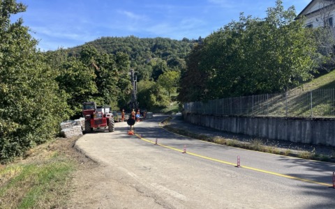 Lavori nelle strade post alluvione in Appennino
