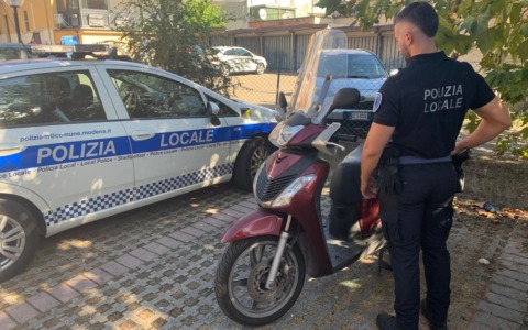 Motociclo rubato recuperato dalla Polizia locale e restituito al proprietario