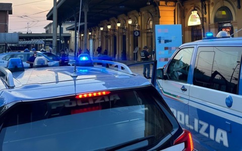 Rapina alla stazione dei treni di Piazza Dante: arrestato