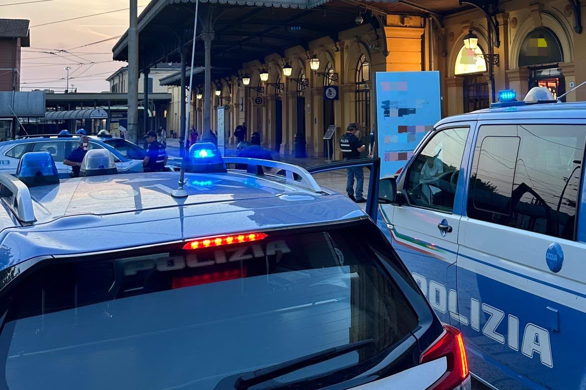 Rapina alla stazione dei treni di Piazza Dante: arrestato