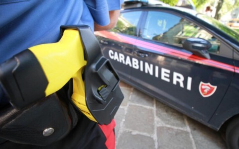 In stato di alterazione provoca caos nel centro cittadino