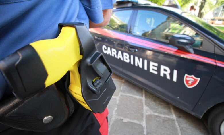 In stato di alterazione provoca caos nel centro cittadino