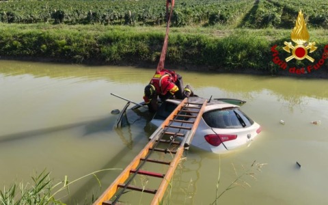 Campogalliano, finisce con la vettura dentro ad un canale
