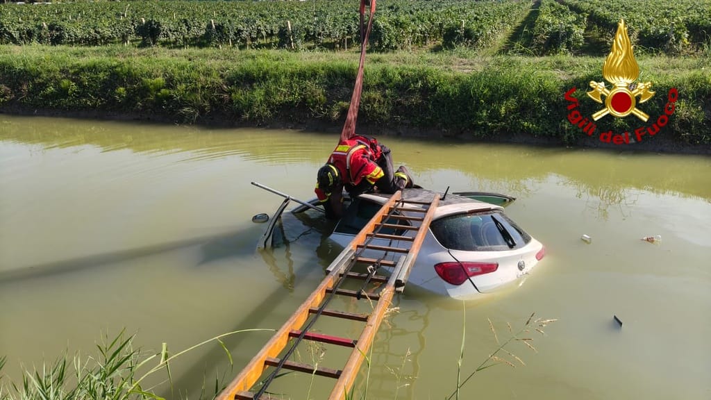 Campogalliano, finisce con la vettura dentro ad un canale