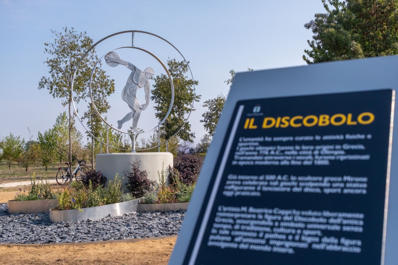 Un moderno discobolo al parco dello sport