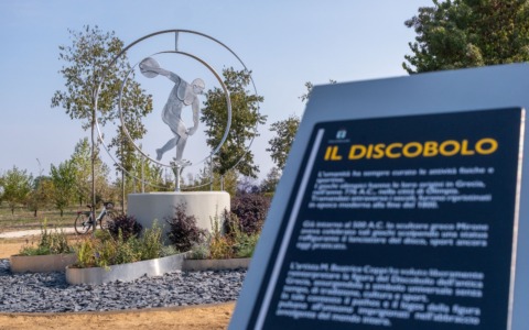 Un moderno discobolo al parco dello sport