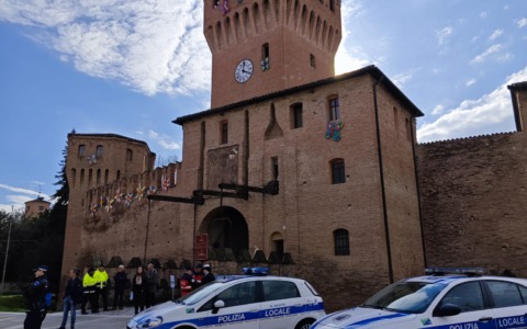 Controlli della Polizia locale in piazza Ravera contro il fenomeno dei “garini” nelle vie del quartiere