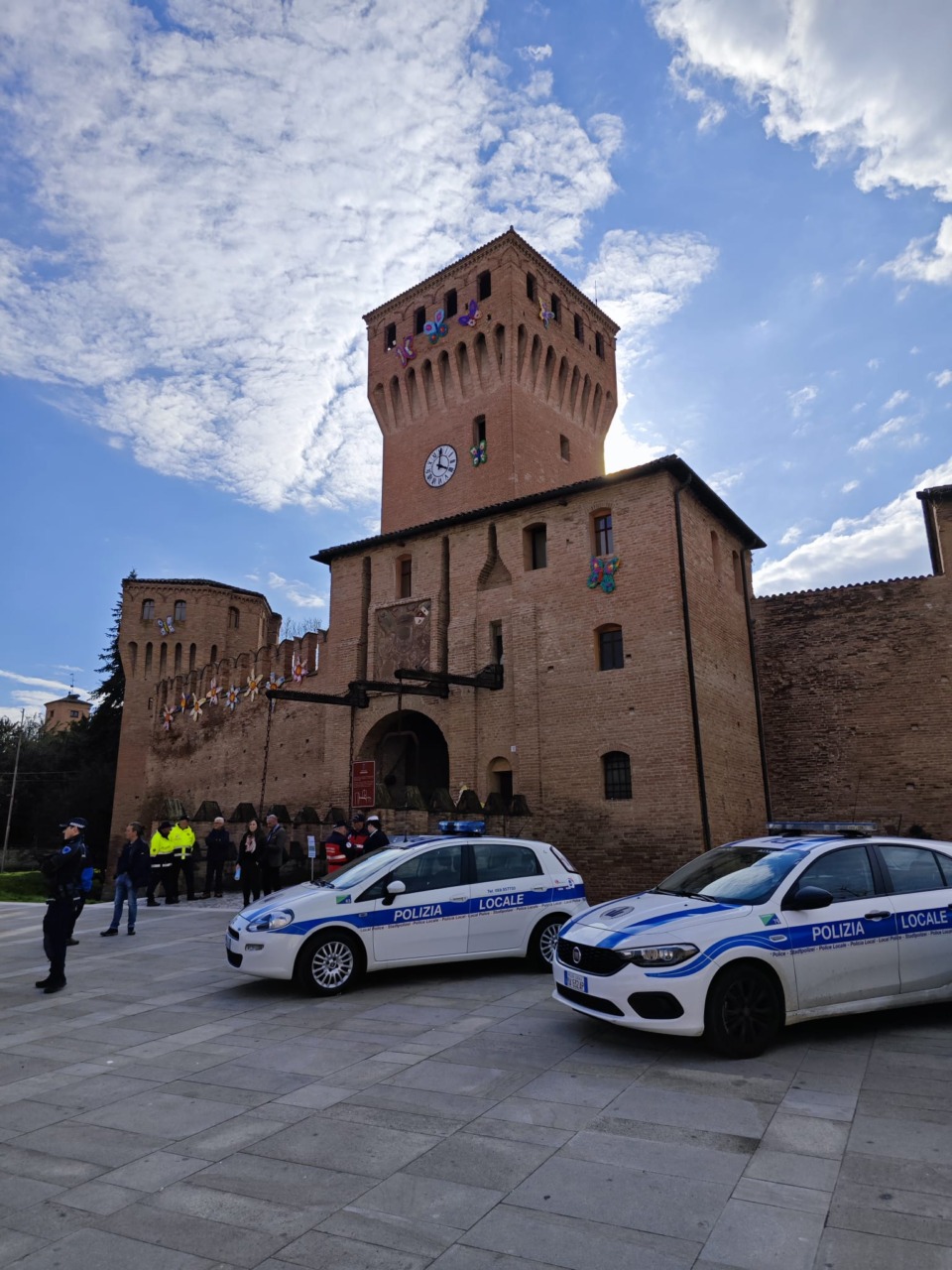 Controlli della Polizia locale in piazza Ravera contro il fenomeno dei “garini” nelle vie del quartiere
