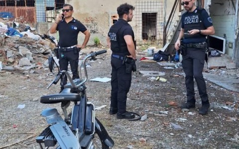 Ciclomotore rubato a Carpi trovato abbandonato in un casolare di via Nonantolana a Modena