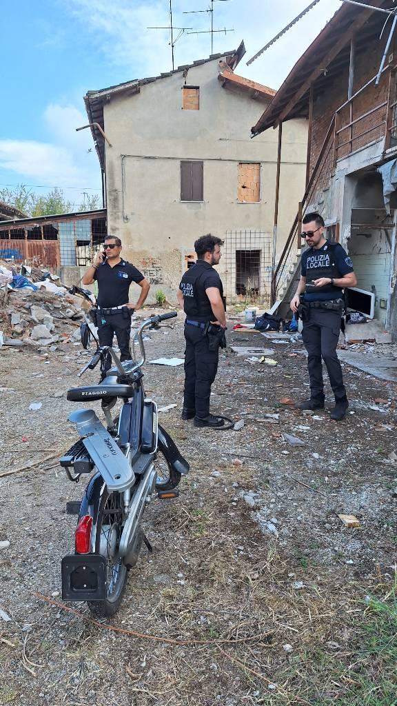 Ciclomotore rubato a Carpi trovato abbandonato in un casolare di via Nonantolana a Modena