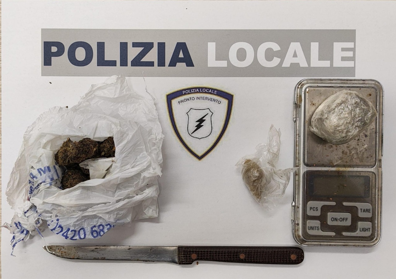 Al parco con della sostanza stupefacente