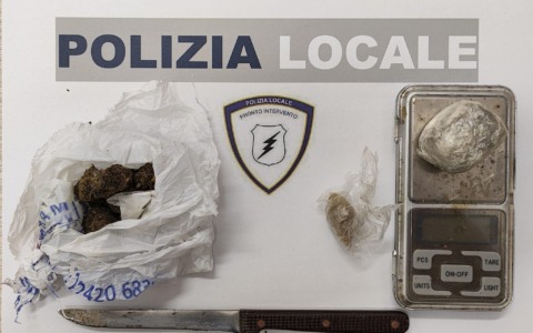 Al parco con della sostanza stupefacente