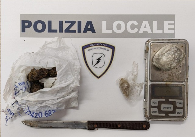 Al parco con della sostanza stupefacente