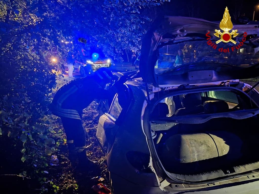 Scontro tra quattro auto in via degli Estensi: grave un automobilista