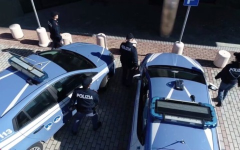 Sorpresi dalla Polizia di Stato dopo aver svaligiato un ristorante