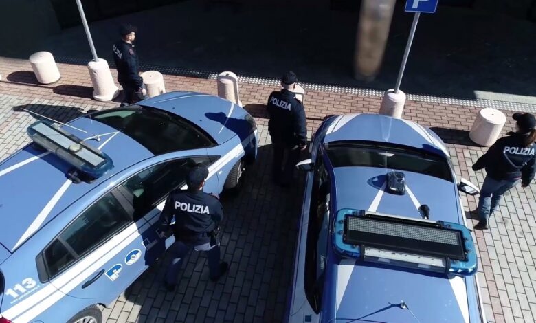 Sorpresi dalla Polizia di Stato dopo aver svaligiato un ristorante