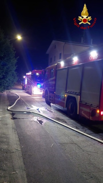 Va a fuoco un’autofficina: una persona intossicata