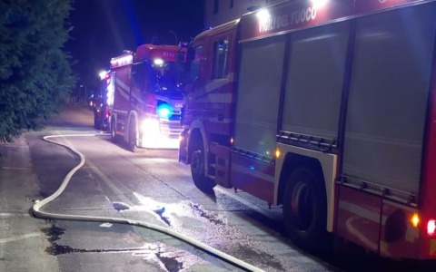 Va a fuoco un’autofficina: una persona intossicata
